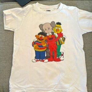 Uniqlo x KAWS x Sesame Street kids t-shirt
Size 5-6